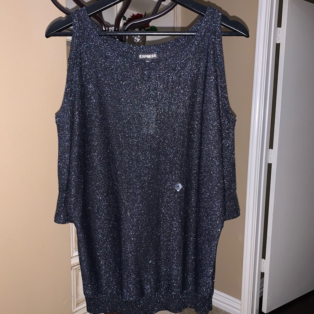 Blouse with opening in the shoulders.